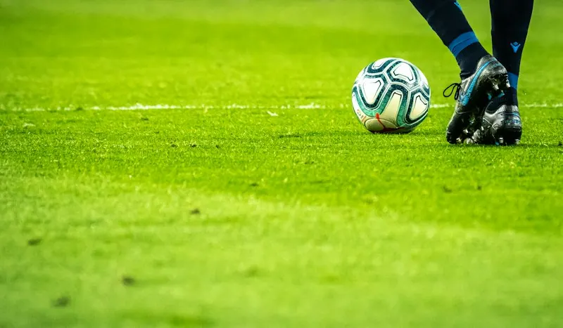 Imagen de un estadio de fútbol iluminado